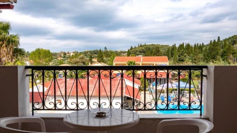 Tria Adelphia Upper Floor Studio