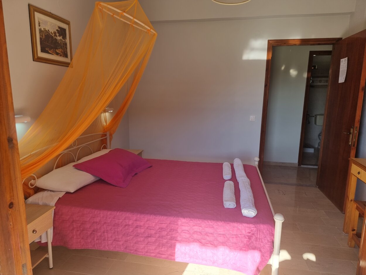 Feakes Apts - Apartment